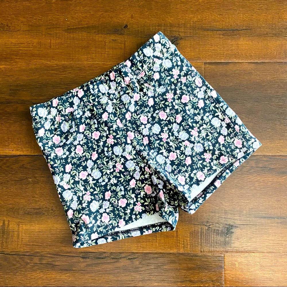 Cute high-waisted floral shorts